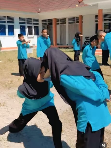 Dokumentasi kegiatan SERUNYA CLASSMEETING SRMP 15 MOJOKERTO: DUA HARI PENUH LOMBA DAN KEBERSAMAAN SRMP 15 Mojokerto.