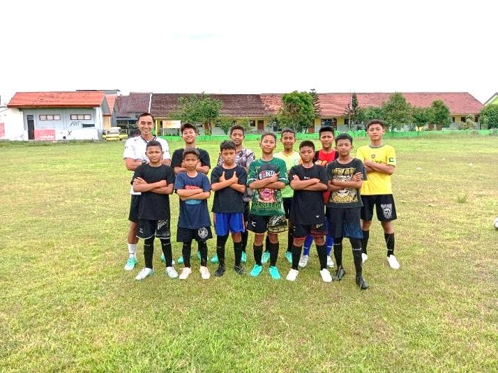 Dokumentasi kegiatan ekstrakurikuler sepak bola Club Gen-B SRMP 15 Mojokerto.