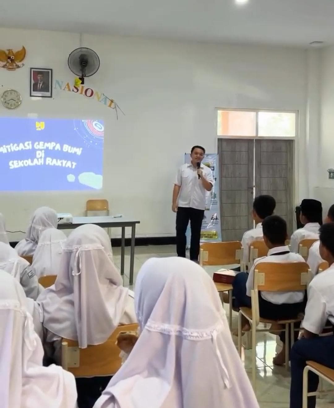 Dokumentasi kegiatan SOSIALISASI MITIGASI BENCANA GEMPA OLEH KEMENTRIAN PU SRMP 15 Mojokerto.