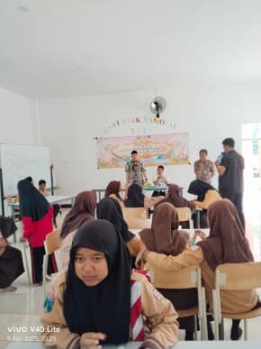 Dokumentasi kegiatan SOSIALISASI PEMATERI DPRD KOMISI IV KAB MOJOKERTO SRMP 15 Mojokerto.
