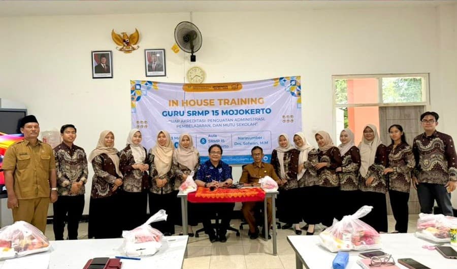 Dokumentasi kegiatan LANGKAH MANTAP MENUJU AKREDITASI: GURU SRMP 15 MOJOKERTO IKUTI IN HOUSE TRAINING SRMP 15 Mojokerto.